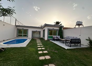 شاليه بمسطح اخضر وجلسة خارجية 
