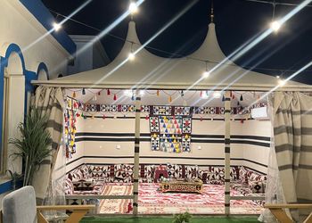 شاليه بصالة مطلة على المسبح