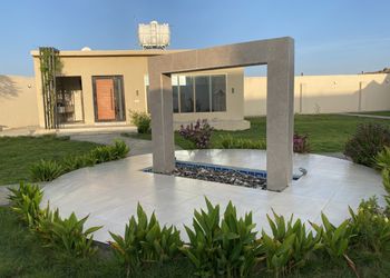 شاليه بصالة مطلة على مسبح 