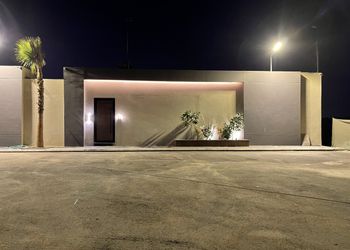 شاليه بملعب كرة طائرة 