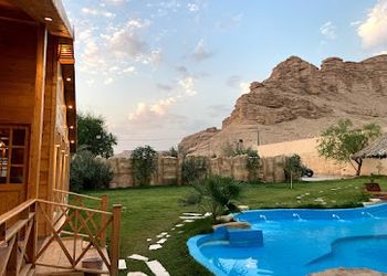 استراحة بألعاب أطفال ومسبح