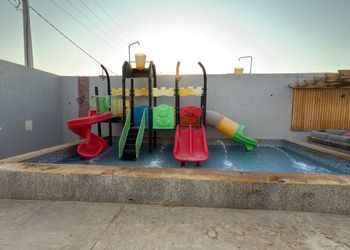 شاليه بمسبح العاب مائية و مسطح اخضر