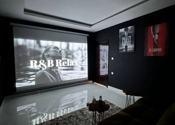 شقة بغرفة سينما وغرفتين نوم 