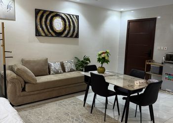 شقه بأثاث مريح وبسيط
