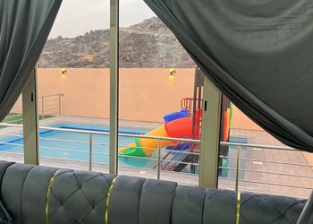 استراحة بمجلس وفناء خارجي 