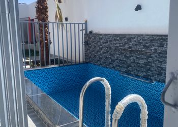 شاليه بمسطح اخضر وجلسة خارجية 