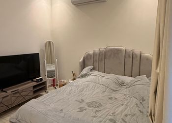استديو بأثاث مريح وبسيط 