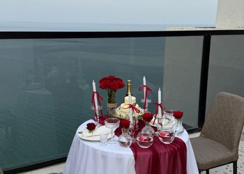 شقة مطلة على البحر مع بلكونة 