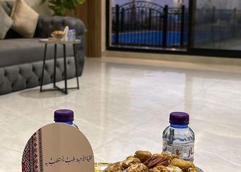 شاليه بجلسة خارجية ومسطح اخضر