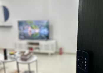 استديو بسرير ماستر وجلسة مريحة 
