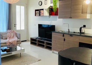 شاليه بمسطح اخضر وجلسة خارجية