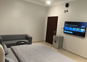 استديو بأثاث مريح وبسيط 