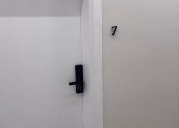 استديو بسرير ماستر وجلسة مريحة 
