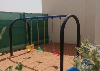 اسطبل بجلسات ومسطح اخضر