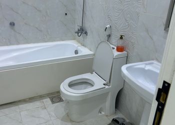 شقة بصالة وثلاث غرف نوم