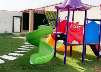 شاليه بالعاب اطفال و جلسة خارجية