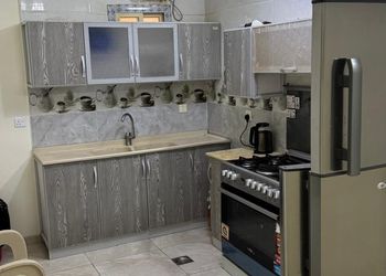 شقة بصالة واسعة وغرفتين نوم 