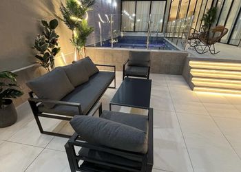 شاليه بجلسة تطل على مسبح خارجي 