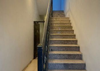 شقة بصالة مريحة وغرفتين نوم 