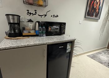 شقة بغرفة معيشة وغرفة نوم 