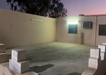 استراحة بمجلس وفناء خارجي