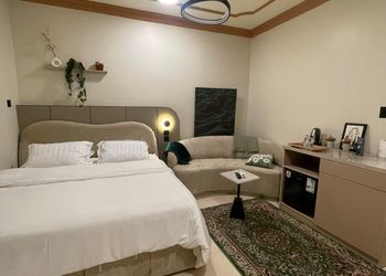 استديو بأثاث مريح وبسيط 