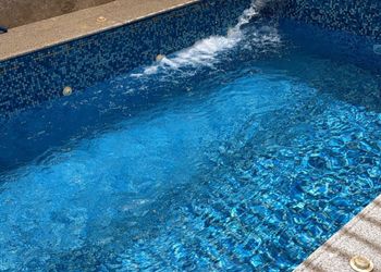 شاليه بمسطح اخضر ومسبح 