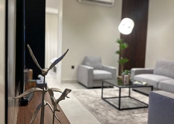 شقة بصالة وثلاث غرف نوم 