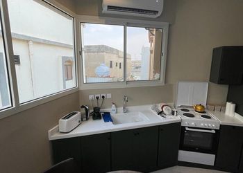 شقة بصالة أنيقة وثلاث غرف نوم 