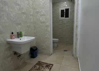 استديو بأثاث مريح وبسيط 