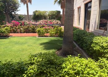 استراحة جلسة بإطلالة على حديقة