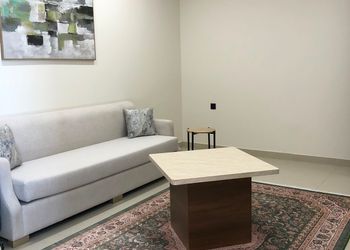 شقة بصالة مريحة وثلاث غرف نوم 