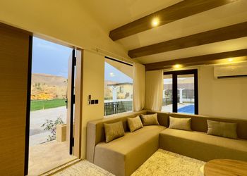 منتجع بمسطحات واطلالة على الجبل