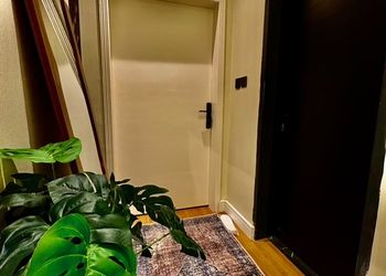 شقة بغرفة معيشة وغرفة نوم 