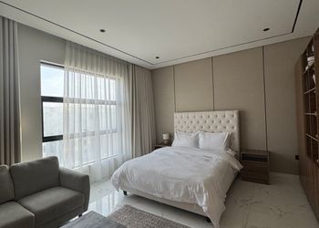 استديو بأثاث مريح وبسيط 
