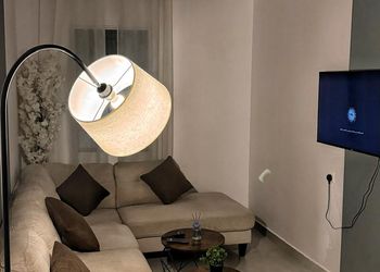 شقة بغرفتين نوم وصالة 
