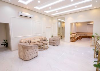 استراحة بصالة مطلة على المسبح 