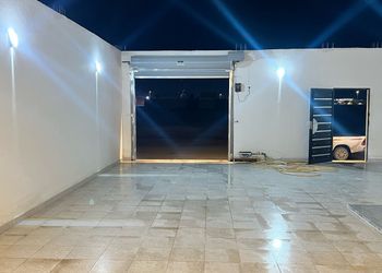 شاليه بمجلس وفناء خارجي