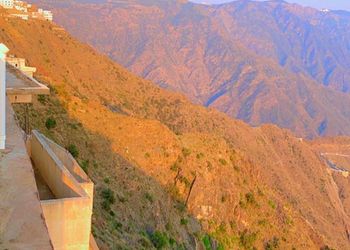 فيلا ببلكونه مطلة على الجبل