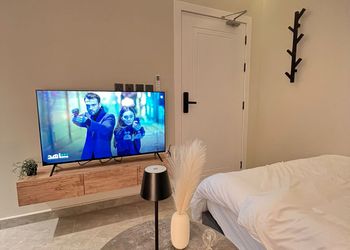 استديو بسرير ماستر وجلسة مريحة 