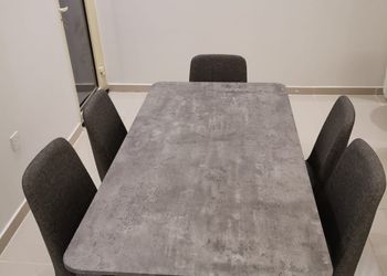 شقة بجلسة خارجية وثلاث غرف نوم 