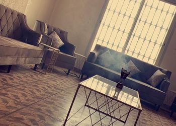 شاليه بمسطح اخضر وجلسة خارجيه