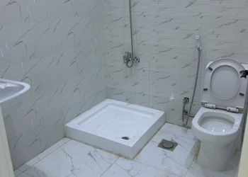 شقة بصالة وثلاث غرف نوم