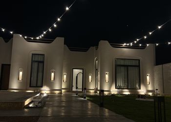 شاليه بصالة جلوس وفناء خارجي