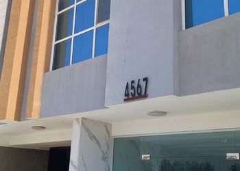 شقة بغرفة جلوس وغرفتين نوم 