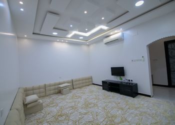 شاليه بجلسة خارجية ومسطح اخضر