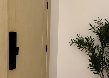 شقة بدخول ذاتي وتصميم هادئ