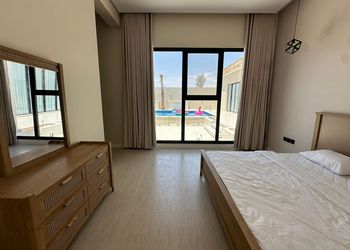 شاليه بجلسة تطل على مسبح خارجي 