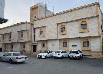 ثلاث غرف وصاله ومطبخ وحمام