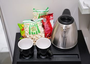 استديو بأثاث مريح وبسيط 